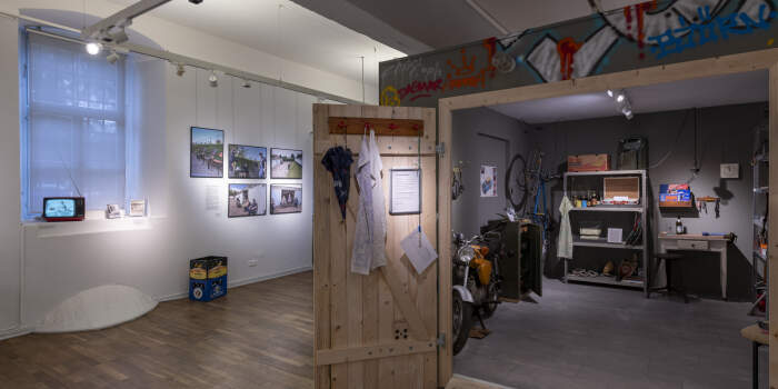 Interner Verweis: Kurzführung durch die Sonderausstellung „Garagen|Geschichten. Erkundungen eines Alltagsortes“
