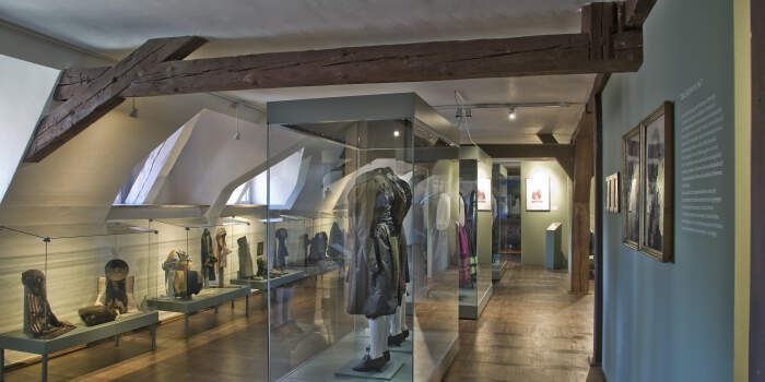 Interner Verweis: Kurzführung durch die Dauerausstellung „Alles Tracht?“ in ukrainischer Sprache