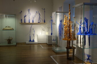 Bunte und Holzfarbene Istalationen in einer Ausstellung 