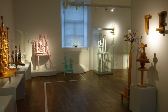 Bunte und Holzfarbene Istalationen in einer Ausstellung