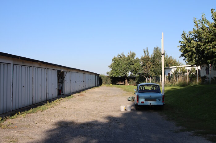 Garagenanlage mit Trabant. Foto von Katharina Schuchardt, aufgenommen am 8. September 2023