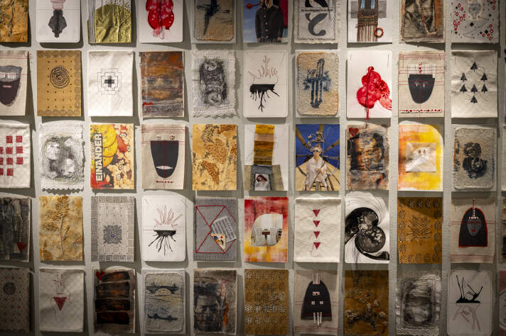 Spiel(t)räume im Museum für Thüringer Volkskunde zahlreiche farbig gestaltete und teils bestickte Karten hängen an einer Wand